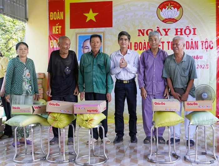 Phó Chủ tịch UBND xã Vĩnh Hậu Huỳnh Hồ Thanh Huy trao quà cho các gia đình có hoàn cảnh khó khăn ấp Hà Bao 1