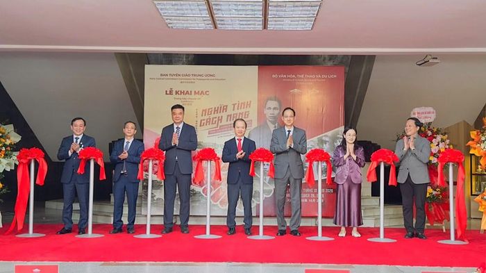 Phó Trưởng Ban Tuyên giáo Trung ương, PGS.TS Bùi Hoài Sơn; Công sứ Đại sứ quán nước Cộng hoà Nhân dân Trung Hoa tại Việt Nam Vương Quần và các đại biểu cắt băng khai mạc Trưng bày