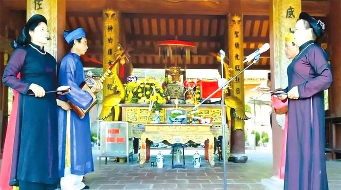 Các thành viên CLB Hát nhà trò Văn Trinh biểu diễn trong không gian linh thiêng tại đền thờ Chiêu Văn vương Trần Nhật Duật
