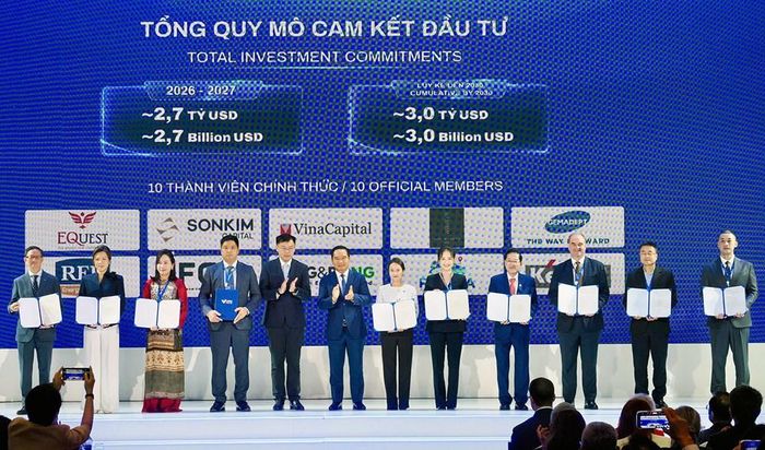 Lãnh đạo TP.HCM chúc mừng 10 thành viên chính thức đầu tiên của Trung tâm Tài chính quốc tế Việt Nam tại TP.HCM