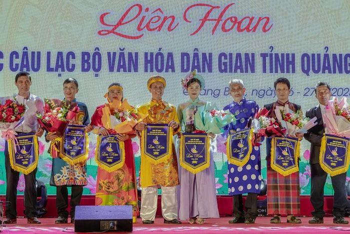 Nghệ nhân Ưu tú Lê Thành Lộc (thứ 4 từ trái sang) tham gia liên hoan các CLB dân gian năm 2025