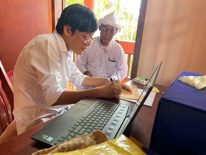 Đổng Thành Danh phỏng vấn chức sắc để ghi nhận nội dung thư tịch