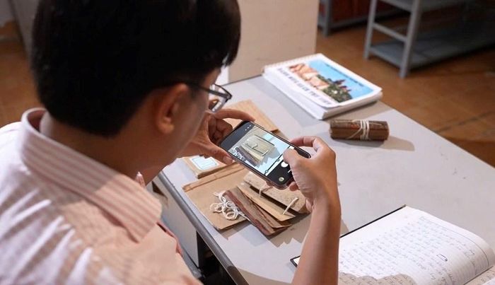 Đổng Thành Danh và cộng sự miệt mài nghiên cứu các thư tịch cổ Chăm