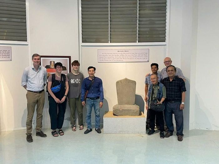Đổng Thành Danh cùng các chuyên gia khảo sát hiện trạng thư tịch cổ tại nhà chức sắc Chăm, góp phần gìn giữ, bảo tồn, mở rộng cơ hội tiếp cận di sản với người dân cũng như du khách
