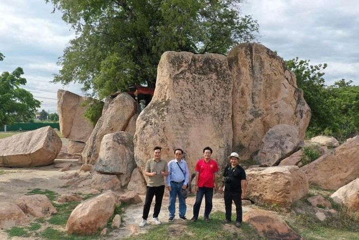 Đổng Thành Danh cùng đoàn Viện khảo cổ học khảo sát bia Đá Nẻ và thực hiện dập thác bản bia ký Chăm Phước Hà