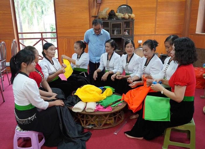 Các học viên được hướng dẫn quy trình sản xuất trang phục truyền thống người Thái
