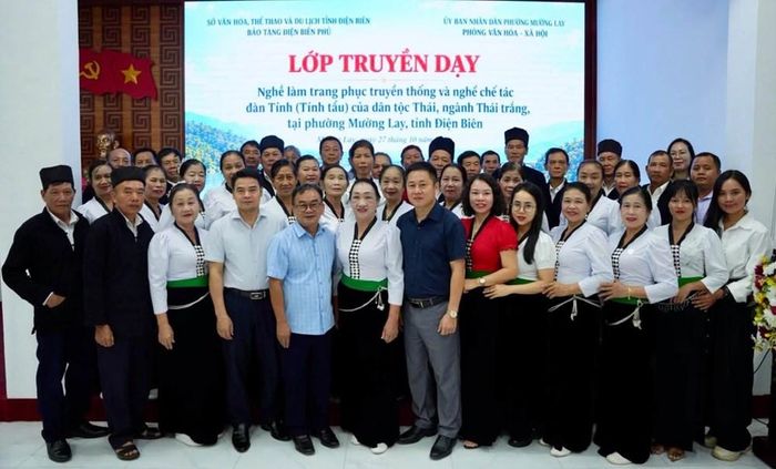 Các đại biểu, nghệ nhân và học viên tại lớp truyền dạy nghề làm trang phục truyền thống và chế tác đàn tính