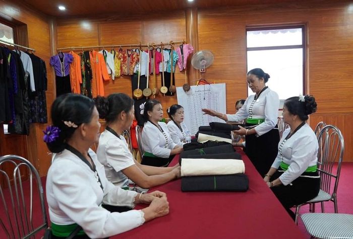 Các học viên được các nghệ nhân am hiểu văn hóa truyền thống dân tộc Thái trực tiếp truyền dạy