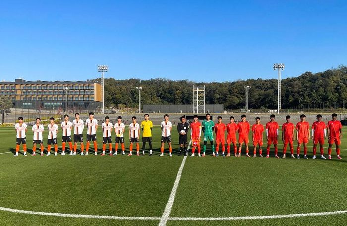 U17 Việt Nam (áo đỏ) thi đấu giao hữu với Shinpyeong vào chiều 28.10