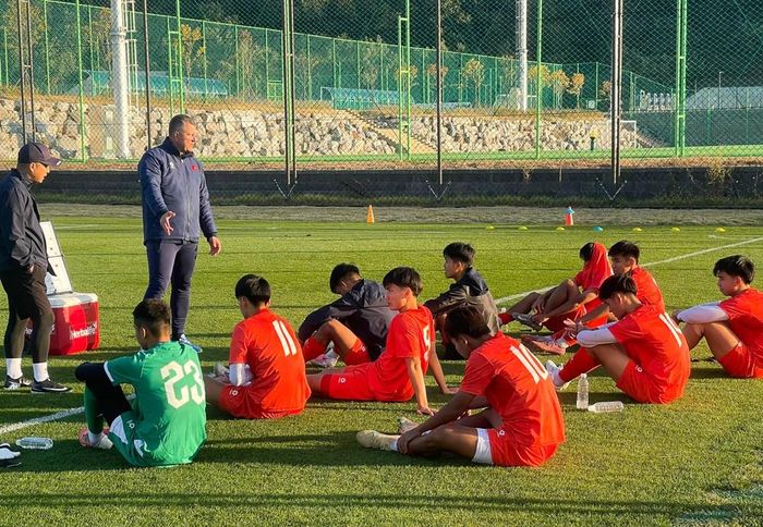 Thầy trò HLV Cristiano Roland đã có những trận đấu bổ ích trong chuyến tập huấn Hàn Quốc