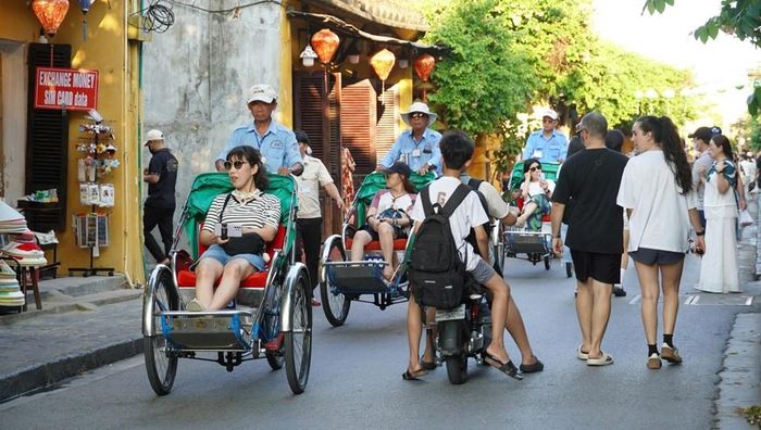 Du khách tham quan phố cổ Hội An ngày 27.10