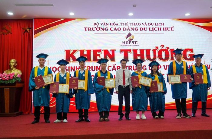 Lãnh đạo nhà trường trao khen thưởng cho 8 học sinh hệ Trung cấp khóa 25 đạt loại giỏi. Ảnh: T.An