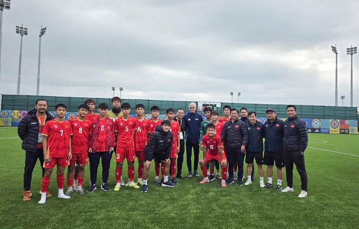 Chủ tịch LĐBĐ Việt Nam Trần Quốc Tuấn và Giám đốc phát triển bóng đá toàn cầu FIFA Arsène Wenger chụp ảnh lưu niệm cùng U15 Việt Nam sau trận đấu. Ảnh: VFF
