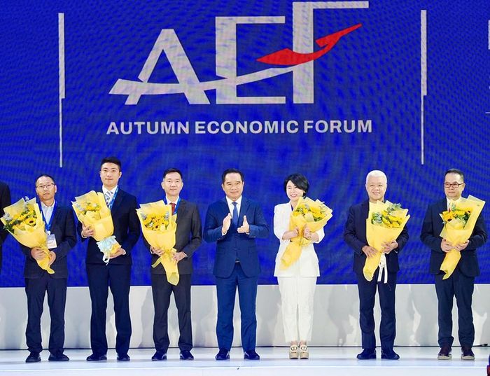 Chủ tịch UBNDTP.HCM Nguyễn Văn Được chúc mừng các nhà đầu tư