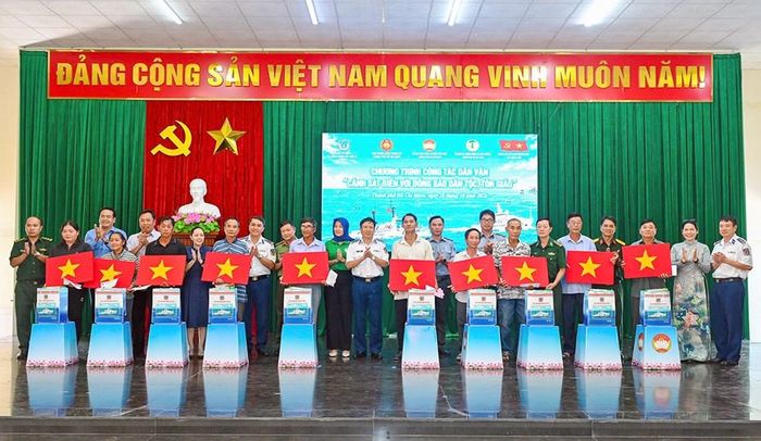 Thủ trưởng Bộ Tư lệnh Vùng Cảnh sát biển 3 tặng cờ cho bà con ngư dân
