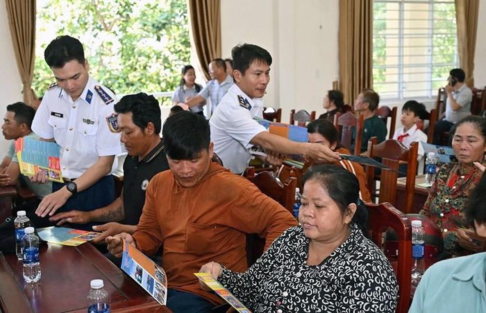 Cán bộ, chiến sĩ Bộ Tư lệnh Vùng Cảnh sát biển 3 phát tờ rơi tuyên truyền pháp luật
