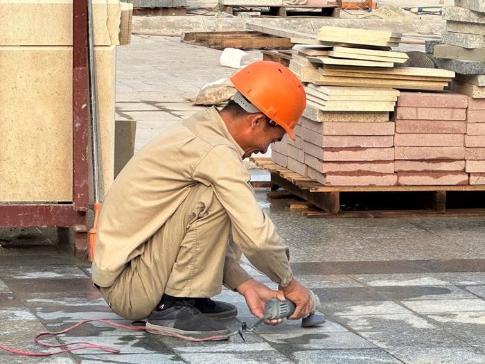 Các công nhân đang gấp rút hoàn thiện hạng mục cuối cùng, chuẩn bị cho sự kiện Festival Trà Quốc tế 2026