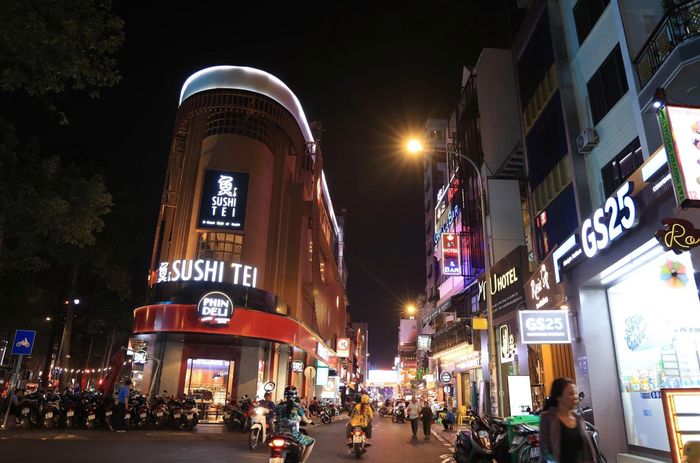 TP. Hồ Chí Minh đang đứng trước cơ hội lớn để định hình một nền kinh tế đêm sôi động, mang tầm vóc quốc tế. Trong xu thế kinh tế sáng tạo trở thành động lực tăng trưởng mới, việc gắn kết chặt chẽ giữa phát triển công nghiệp văn hóa và kinh tế ban đêm không chỉ là một giải pháp tình thế nhằm kích cầu tiêu dùng, mà đã trở thành chiến lược đường dài nhằm tối ưu hóa “sức mạnh mềm” đô thị, tạo bước đột phá trong cơ cấu kinh tế của đầu tàu năng động nhất cả nước. Ảnh: TTXVN