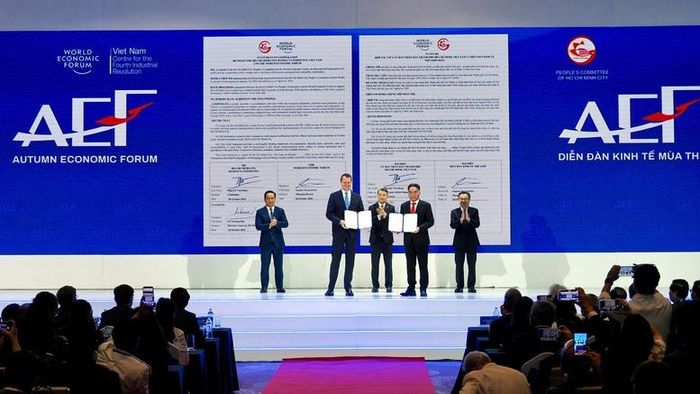 Thủ tướng Chính phủ Lê Minh Hưng chứng kiến Phó Chủ tịch Thường trực UBND TPHCM Nguyễn Lộc Hà và Giám đốc điều hành Diễn đàn Kinh tế Thế giới (WEF) Stephan Mergenthaler trao văn kiện hợp tác chiến lược giữa TPHCM và WEF - Ảnh: chinhphu.vn/Nhật Bắc