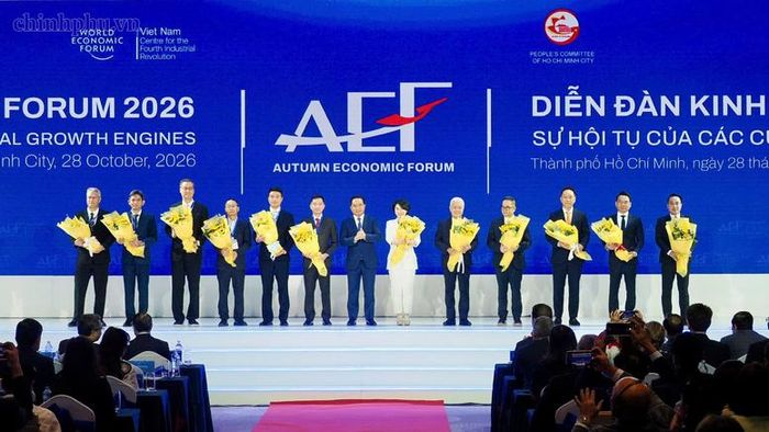 Chủ tịch UBND TPHCM chúc mừng các doanh nghiệp tham gia 12 dự án đầu tư với tổng vốn hơn 13,5 tỷ USD - Ảnh: chinhphu.vn/Nhật Bắc