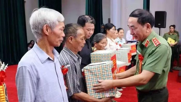 Thứ trưởng Công an Trần Quốc Tỏ trao quà tặng gia đình chính sách, có hoàn cảnh khó khăn trong Ngày hội toàn dân bảo vệ an ninh Tổ quốc tỉnh Ninh Bình năm 2025. (Ảnh: THANH HÀ-VĂN LÚA)