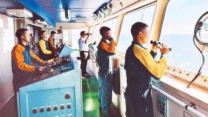 Thuyền viên làm việc trên buồng lái tàu biển. (Ảnh: VIMC)