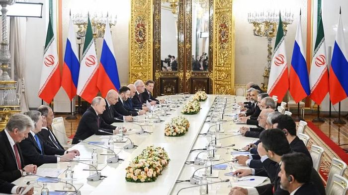 Quang cảnh cuộc hội đàm giữa Tổng thống Nga Vladimir Putin và Tổng thống Iran Masoud Pezeshkian ngày 27/10 bên lề Hội nghị thượng đỉnh lần thứ 8 Diễn đàn các nước xuất khẩu khí đốt (GECF) tại Moskva. (Ảnh: kremlin.ru)