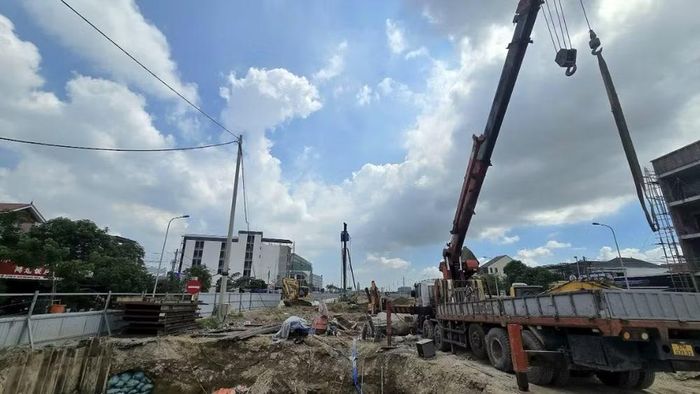Các nhà thầu khẩn trương thi công các hạng mục của Gói thầu XL01, XL02, XL03... thuộc dự án đường cao tốc Vinh-Thanh Thủy. (Ảnh: HƯƠNG TRÀ)