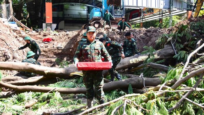 Công tác tìm kiếm, quy tập hài cốt liệt sĩ tại Công viên Lê Thị Riêng được triển khai liên tục. (Ảnh: Bộ Tư lệnh Thành phố Hồ Chí Minh)