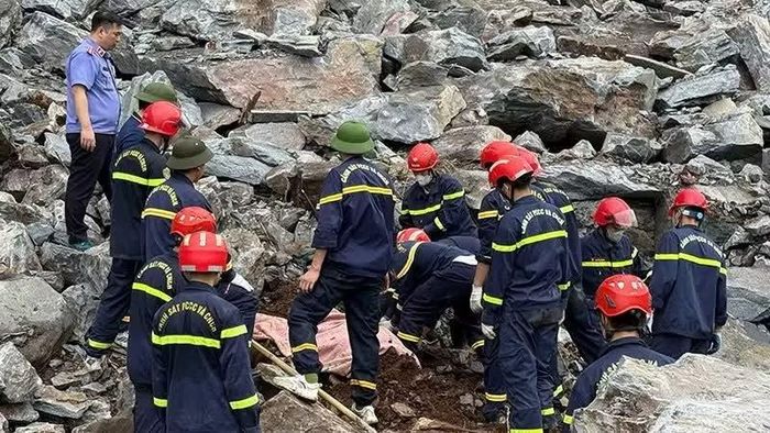 Lực lượng chức năng tìm kiếm các nạn nhân trong vụ sạt lở đá chiều tối 20/5/2026 tại mỏ khai thác đá thuộc xã Cẩm Tú, tỉnh Thanh Hóa. (Ảnh: nhandan.vn)
