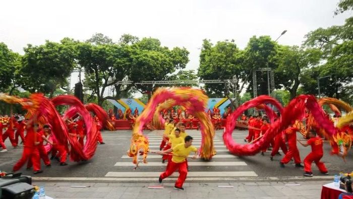 Biểu diễn múa rồng trong Lễ hội Hòa Bình tại hồ Hoàn Kiếm. (Ảnh: Phong Anh)