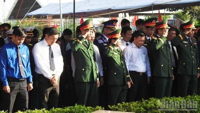 Các đại biểu tưởng niệm và bày tỏ lòng tri ân các liệt sĩ. (Ảnh: NGUYỄN TRUNG)