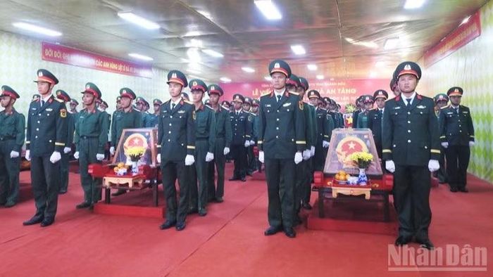 Quang cảnh lễ truy điệu hài cốt các liệt sĩ. (Ảnh: NGUYỄN TRUNG)