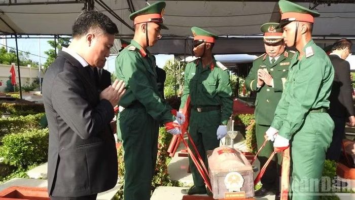 Nghi thức an táng hài cốt các liệt sĩ. (Ảnh: NGUYỄN TRUNG)