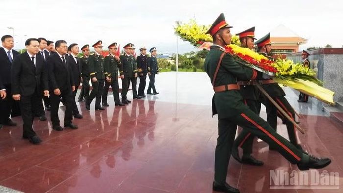 Đoàn lãnh đạo Ban Chỉ đạo quốc gia, Quân khu 5 và tỉnh Khánh Hòa, dâng hoa, dâng hương viếng các Anh hùng liệt sĩ. (Ảnh: NGUYỄN TRUNG)