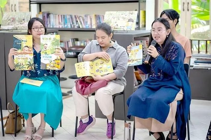 Nguyễn Hữu Quỳnh Hương (ngoài cùng bên phải) trong một buổi trò chuyện về sách.