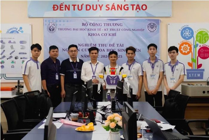 Các nhóm sinh viên tự tin trình bày dự án, mô hình sáng tạo trong cuộc thi "Ý tưởng sáng tạo khởi nghiệp sinh viên". (Ảnh tư liệu của Trường)