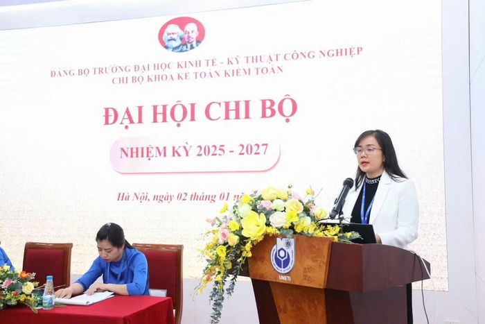 Phó Giáo sư, Tiến sĩ Phạm Thị Thu Hoài, Phó Bí thư Đảng ủy, Phó Hiệu trưởng nhà trường chỉ đạo công tác triển khai phong trào thi đua và định hướng chiến lược phát triển. (Ảnh do Trường cung cấp)