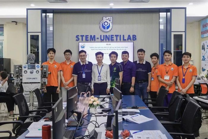 Sinh viên nhà trường thực hành nghiên cứu tại phòng lab công nghệ cao, gắn liền đào tạo với chuyển đổi số và các yêu cầu thực tiễn của ngành công thương. (Ảnh: MAI HUYÊN-HẢI LINH)