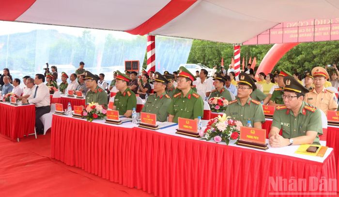 Các đại biểu dự lễ khởi công. (Ảnh: HIỂN CỪ)