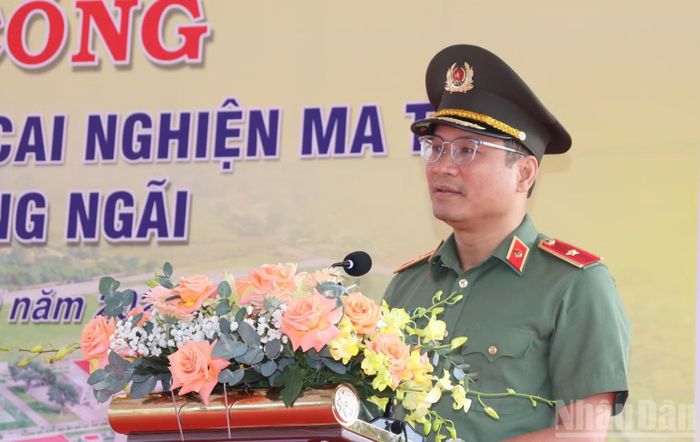 Thiếu tướng Hồ Song Ân, Giám đốc Công an tỉnh Quảng Ngãi phát biểu tại lễ khởi công. (Ảnh: HIỂN CỪ)