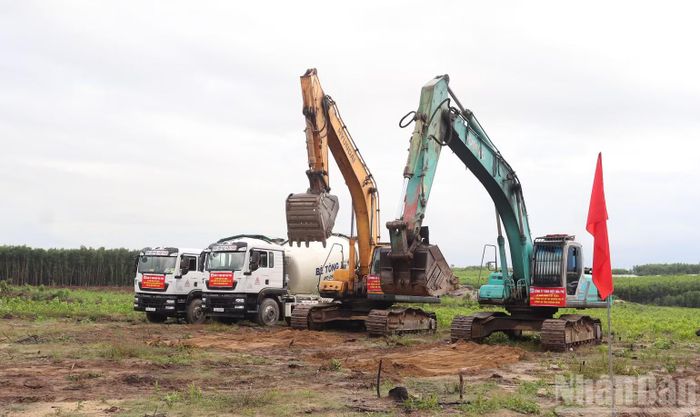Phương tiện, thiết bị cơ giới sẵn sàng thi công, bảo đảm dự án hoàn thành đúng tiến độ, an toàn, chất lượng và thẩm mỹ. (Ảnh: HIỂN CỪ)