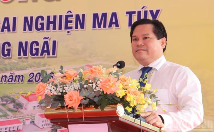 Phó Chủ tịch Ủy ban nhân dân tỉnh Quảng Ngãi Trần Phước Hiền phát biểu tại lễ khởi công. (Ảnh: HIỂN CỪ)
