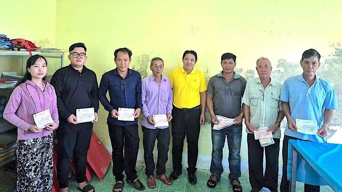 Niềm vui của người dân vùng nông thôn Cà Mau khi cầm trên tay "tấm thẻ an sinh". (Ảnh: NGUYỄN ĐẠT)