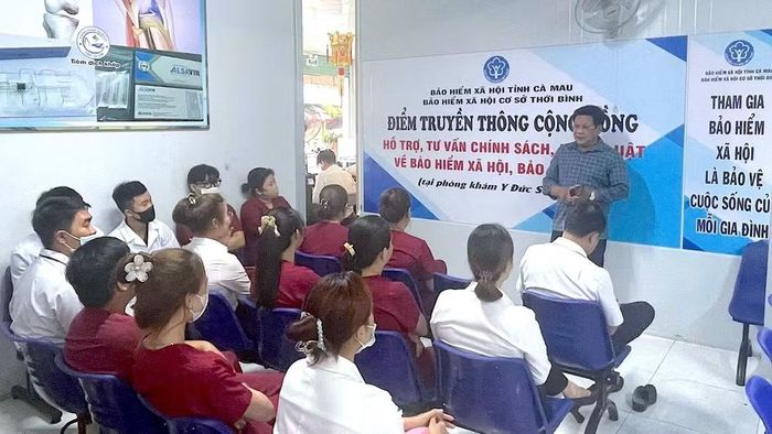 Tuyên truyền chính sách bảo hiểm xã hội tự nguyện trực tiếp đến người lao động tại cơ sở ở Cà Mau. (Ảnh: NGUYỄN ĐẠT)