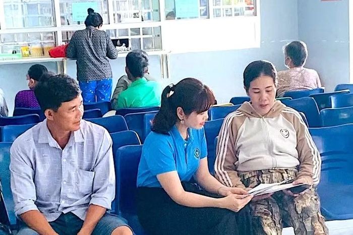 Lực lượng chuyên trách của Bảo hiểm xã hội tỉnh Cà Mau tại cơ sở tận tình tư vấn, giải đáp từng thắc mắc cho người lao động về các chính sách ưu việt khi tham gia bảo hiểm xã hội tự nguyện. (Ảnh: NGUYỄN ĐẠT)
