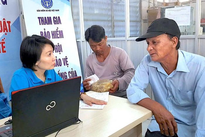 Cán bộ Bảo hiểm xã hội Cà Mau giải thích thấu đáo, giúp người lao động tự do an tâm lựa chọn tham gia bảo hiểm xã hội tự nguyện. (Ảnh: NGUYỄN ĐẠT)