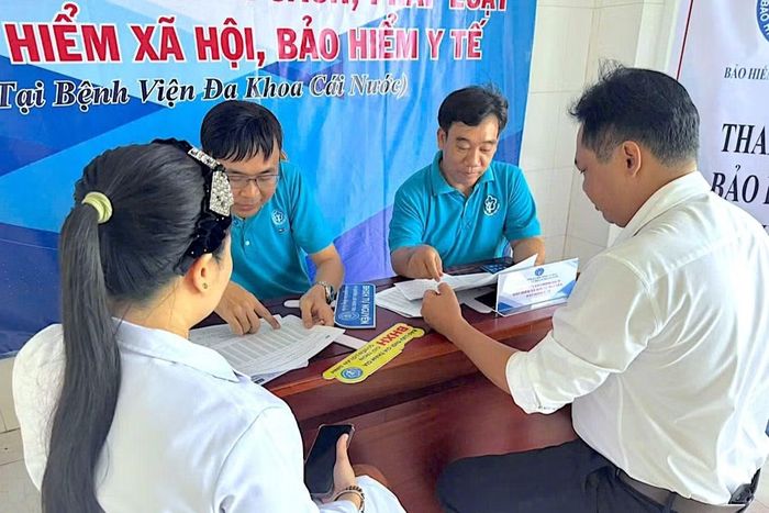 Cán bộ Bảo hiểm xã hội Cà Mau tại cơ sở hướng dẫn người dân hoàn thiện thủ tục tham gia bảo hiểm xã hội tự nguyện. (Ảnh: NGUYỄN ĐẠT)