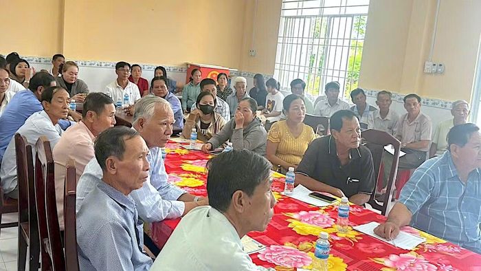 Người dân vùng nông thôn Cà Mau chăm chú theo dõi buổi tuyên truyền chính sách liên quan đến bảo hiểm xã hội tự nguyện do Bảo hiểm xã hội Cà Mau tổ chức tại cơ sở. (Ảnh: NGUYỄN ĐẠT)