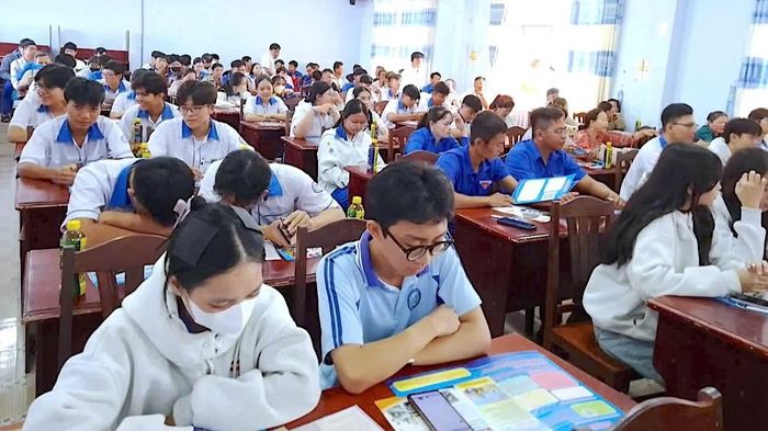 Lồng ghép tuyên truyền trong học đường nhằm lan tỏa tinh thần lo xa và tích lũy trong lực lượng trẻ. (Ảnh: NGUYỄN ĐẠT)